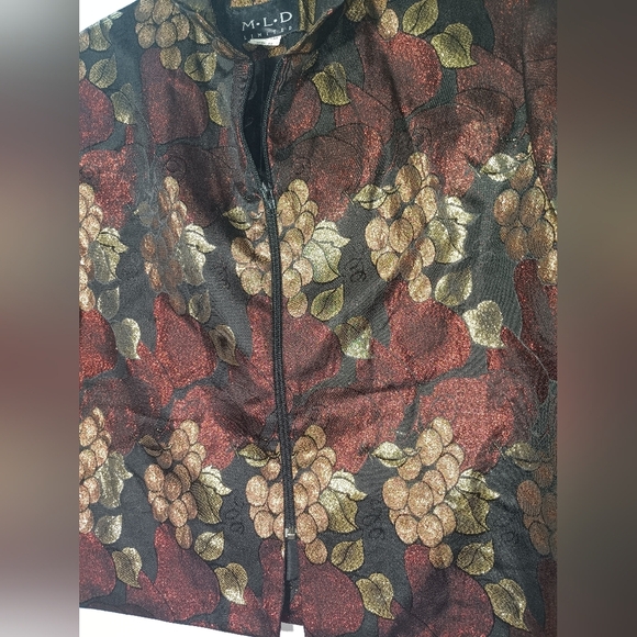 Floral Patterned Fabric with Zipper - Picture 2 of 4